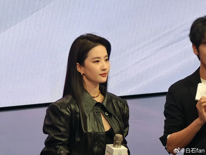 Lưu Diệc Phi lộ diện hậu drama quậy nát Bạch Ngọc Lan: Visual càng soi cận càng thấy khó tin, nửa showbiz có thái độ gây bất ngờ!