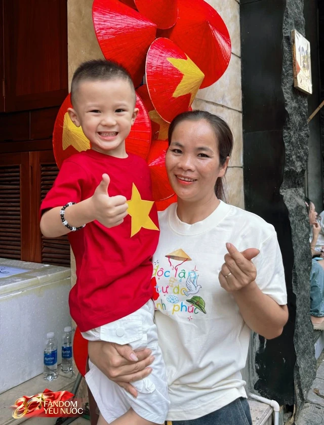 Quý tử nhà Duy Mạnh hot nhất phố Nguyễn Thái Học, được người dân đi xem tổng hợp luyện A80 thi nhau xin chụp ảnh