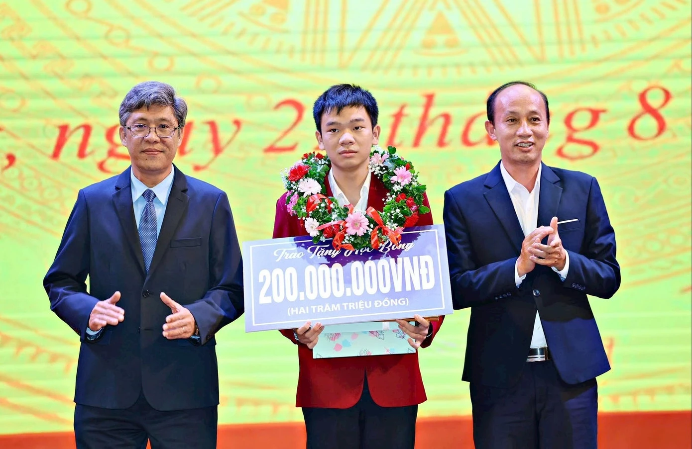 Lâm Đồng thưởng 200 triệu cho học sinh đạt Huy chương Bạc Olympic Tin học quốc tế