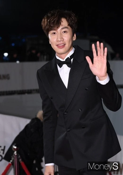 Lee Kwang Soo phẫu thuật thẩm mỹ?