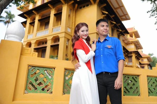 MC Huyền Trang Mù Tạt khoe bộ ảnh diện áo dài thướt tha sánh bước bên cầu thủ nổi tiếng mừng Đại lễ 2/9