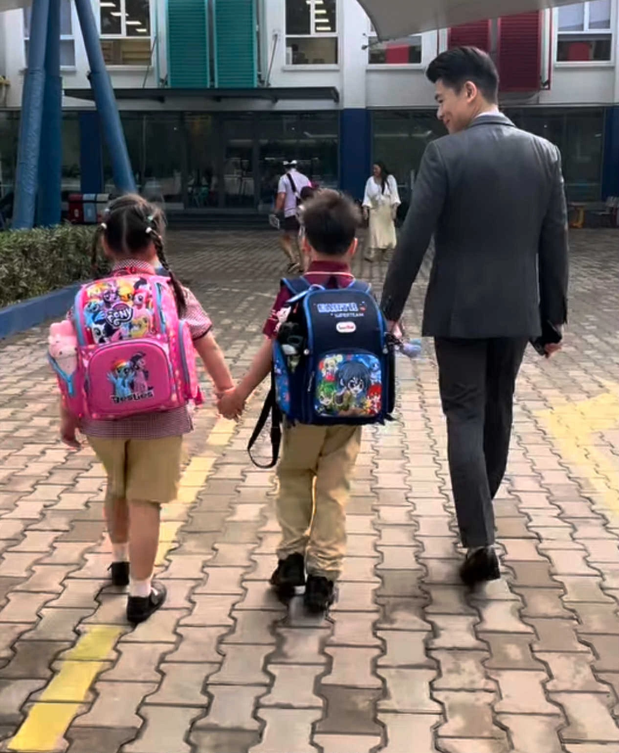 Xả vai thiếu gia nghìn tỷ nhà bầu Hiển, Đỗ Quang Vinh hoá bố đơn thân đưa hai con song sinh đi học gây sốt