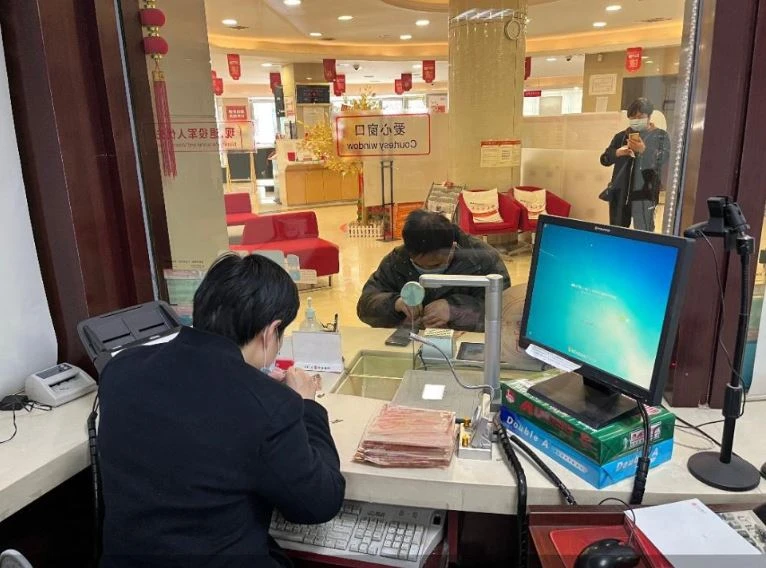 Khách gửi tiết kiệm hơn 109 tỷ đồng, đến tối nhận lãi hơn 8,7 tỷ, 3 tháng sau phát hiện số dư về 0 nhưng tòa án tuyên bố: “Ngân hàng không phải bồi thường”