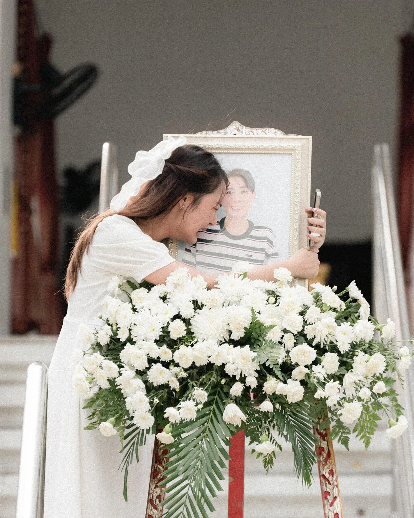 Nữ diễn viên phim bách hợp thương tiếc bạn trai vừa qua đời, lại bị 