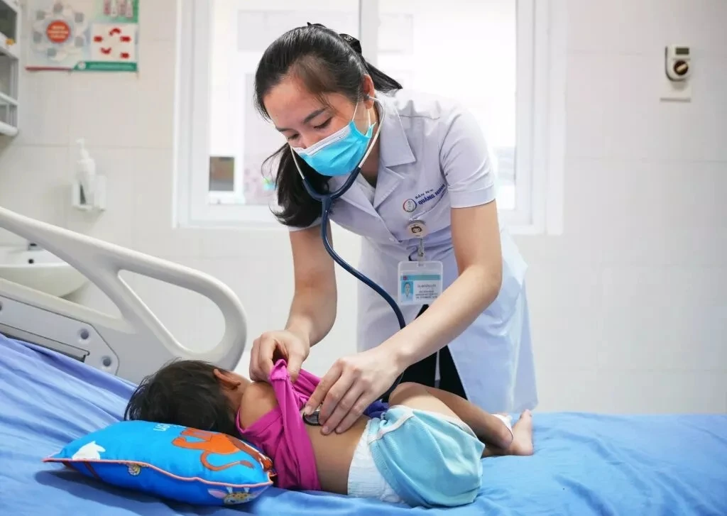 Thấy con rắn sọc đen trắng bò ngang qua người, gia đình tức tốc đưa bé gái 21 tháng đi cấp cứu