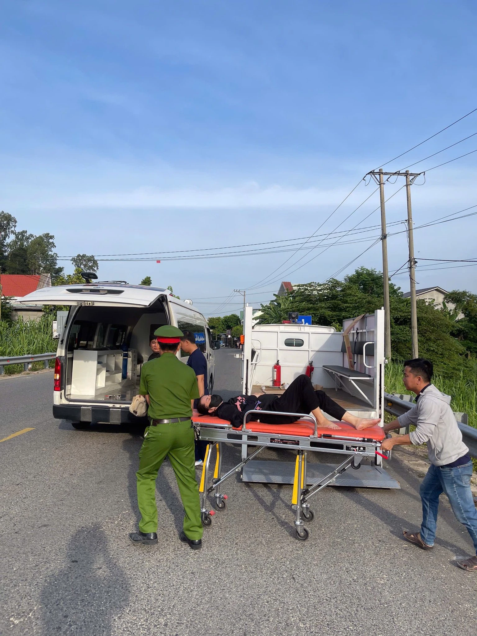 Công an xã ở Đà Nẵng kịp thời đưa thai phụ bị tai nạn đi cấp cứu