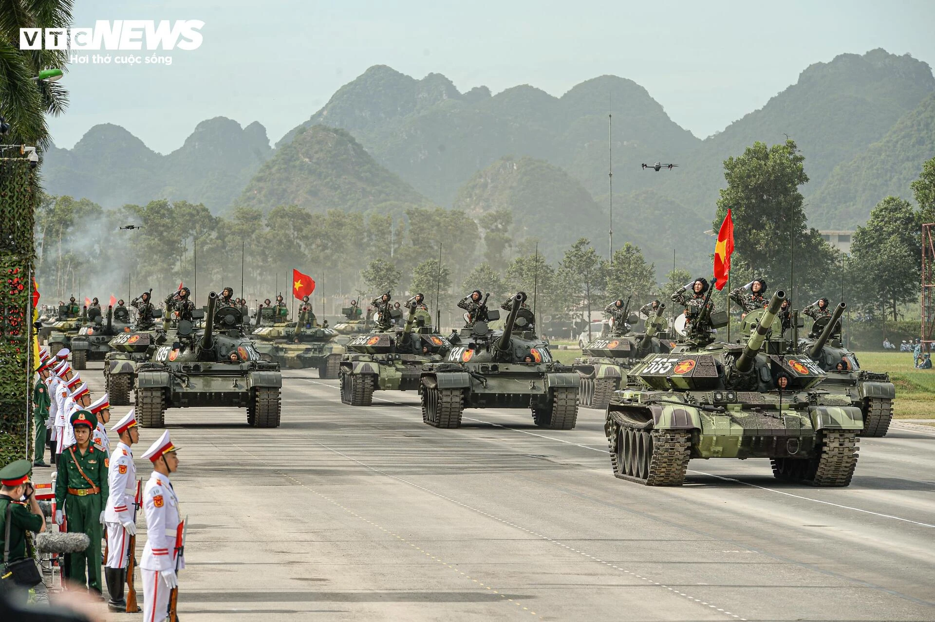 Tên lửa, xe chiến đấu 'Made in Vietnam' phô diễn sức mạnh tại buổi hợp luyện A80