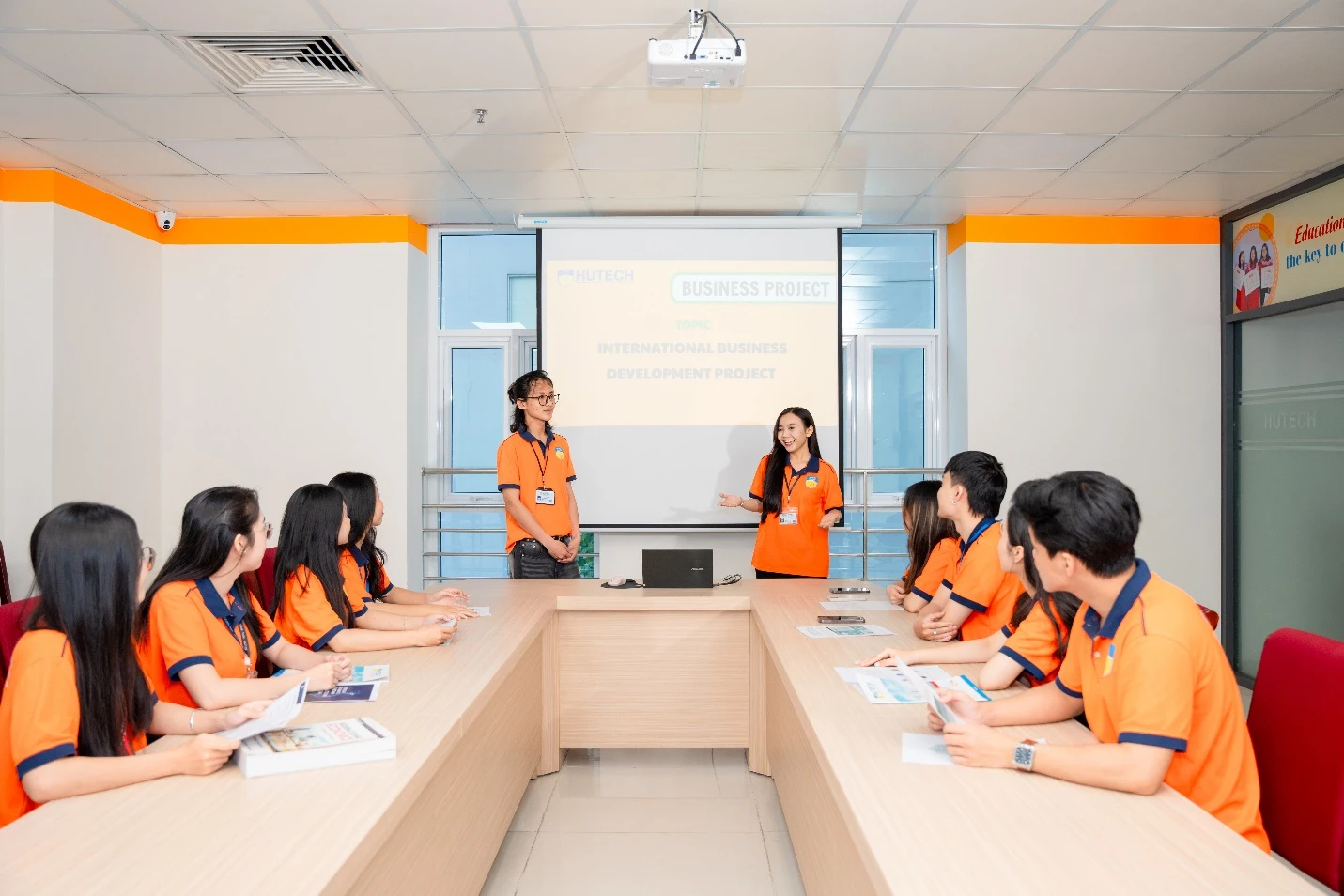 Sinh viên HUTECH “giải bài toán” thuyết trình trước đám đông bằng trải nghiệm đa dạng