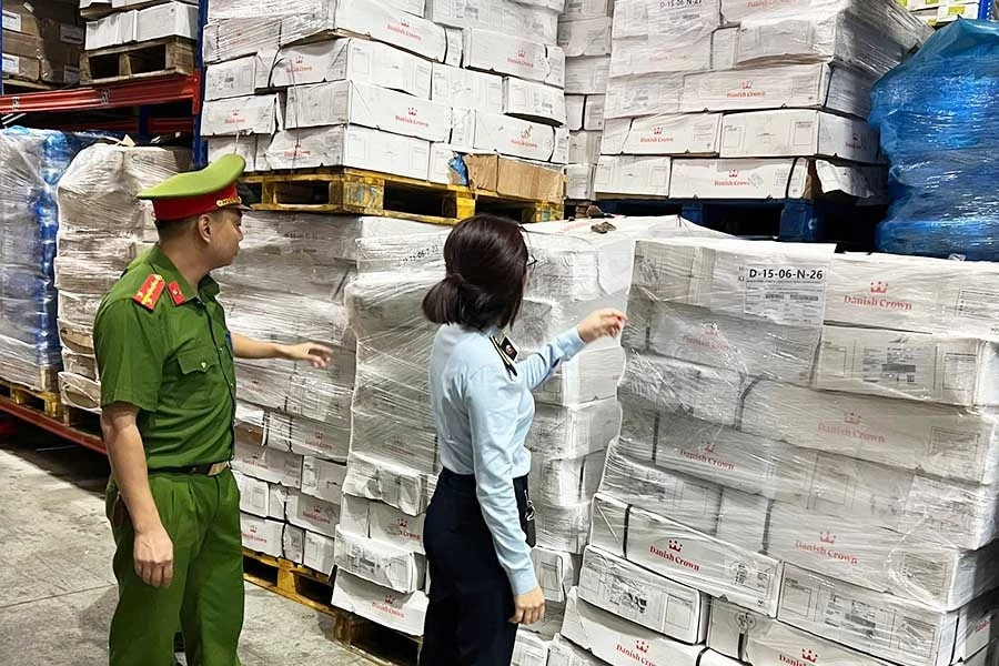 Phát hiện gần 16 tấn xương lợn đông lạnh hết hạn tại kho lạnh ở Hà Nội