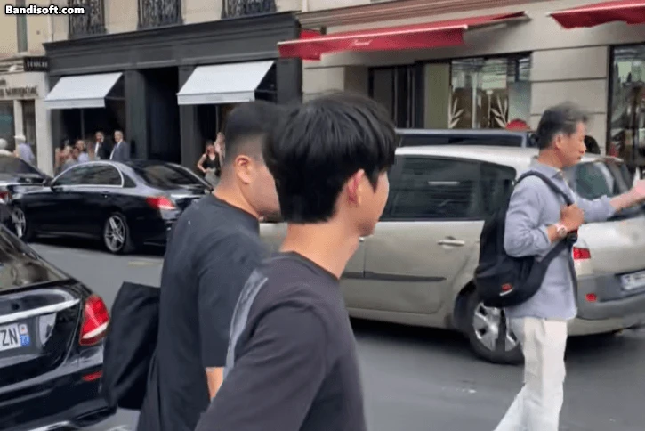 Trần đời chưa thấy ai đẹp trai cỡ này lại đi bán hoa mà không vào showbiz, uổng phí nhan sắc hết sức