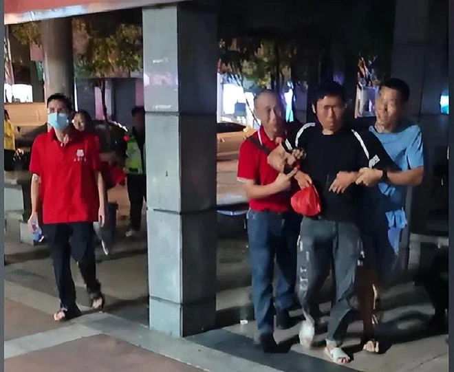 Trượt đại học rồi mất tích 8 năm, ngày gặp lại cha, nam thanh niên hét lớn: 