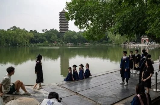Láng giềng Việt Nam đau đầu vì nhiều người trẻ mắc kẹt trong vòng xoáy nợ nần, bất lực vay tiền khắp nơi