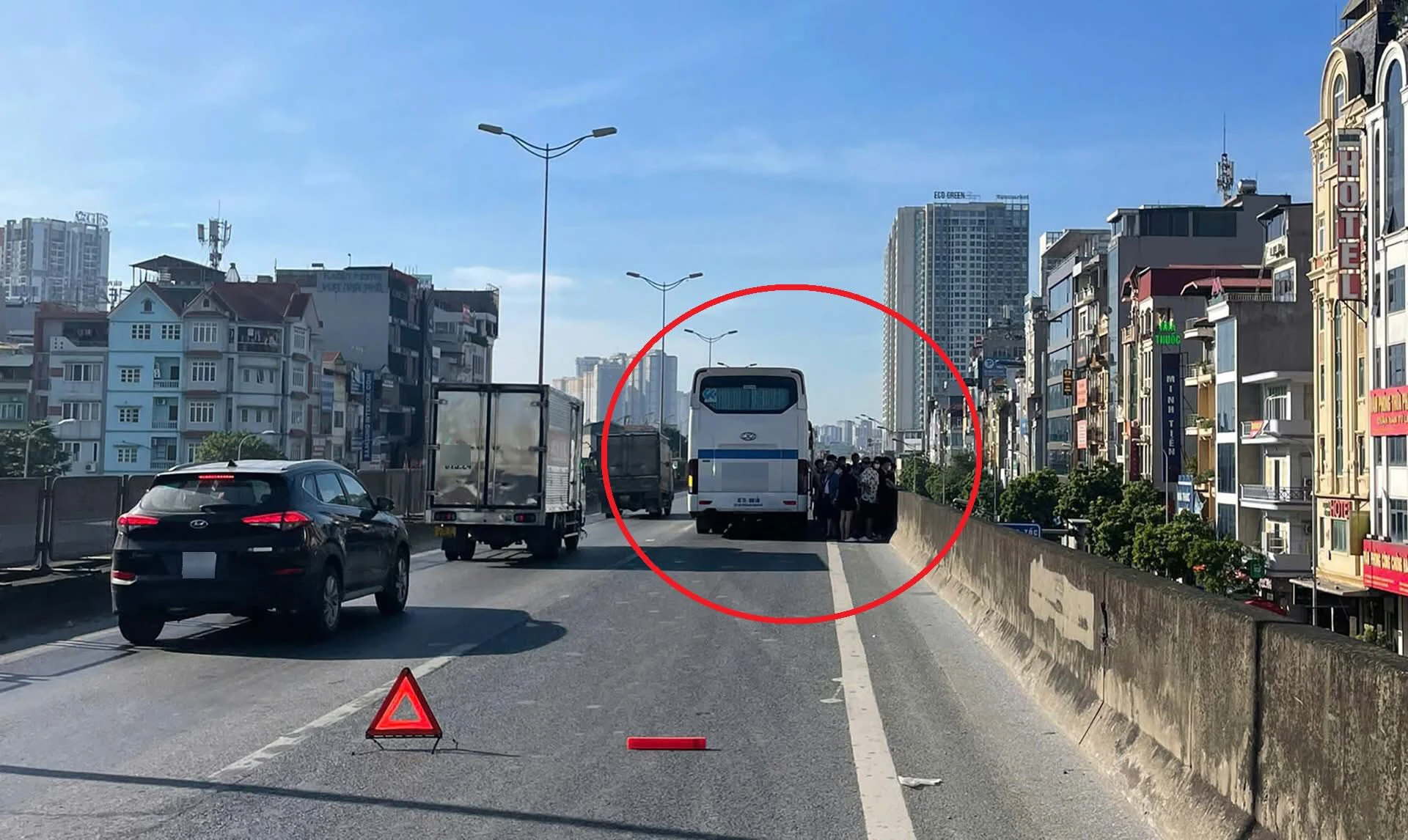 Khi hàng chục người già, trẻ nhỏ đội nắng giữa trời Hà Nội 40 độ C vì một chiếc chìa khóa