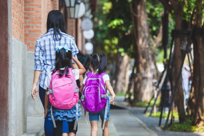 Quan sát cha mẹ đón con tan học, thầy giáo Hà Nội phát hiện 1 