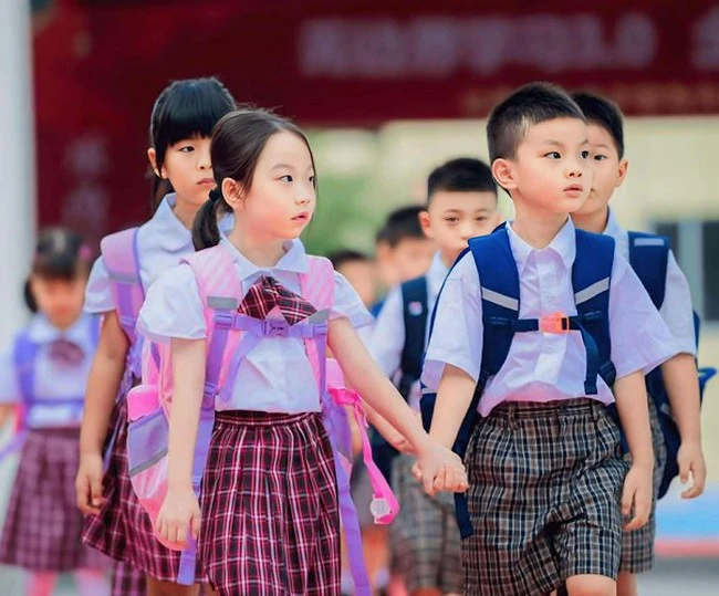 1 vấn đề nan giải ĐẦU NĂM HỌC khiến phụ huynh vò đầu bứt tai: Tiền thì chấp nhận tốn, nhưng an toàn của con thì sao?