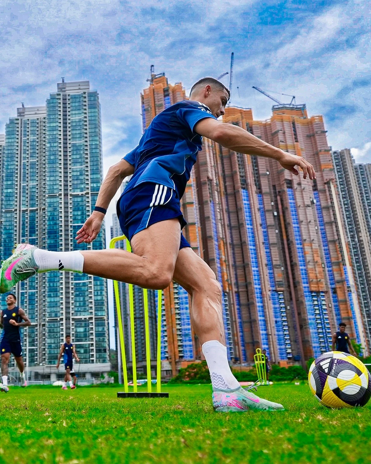 Ronaldo lộ diện sau màn cầu hôn gây chấn động toàn cầu, tuổi 40 body vẫn cuồn cuộn đẹp như tạc tượng