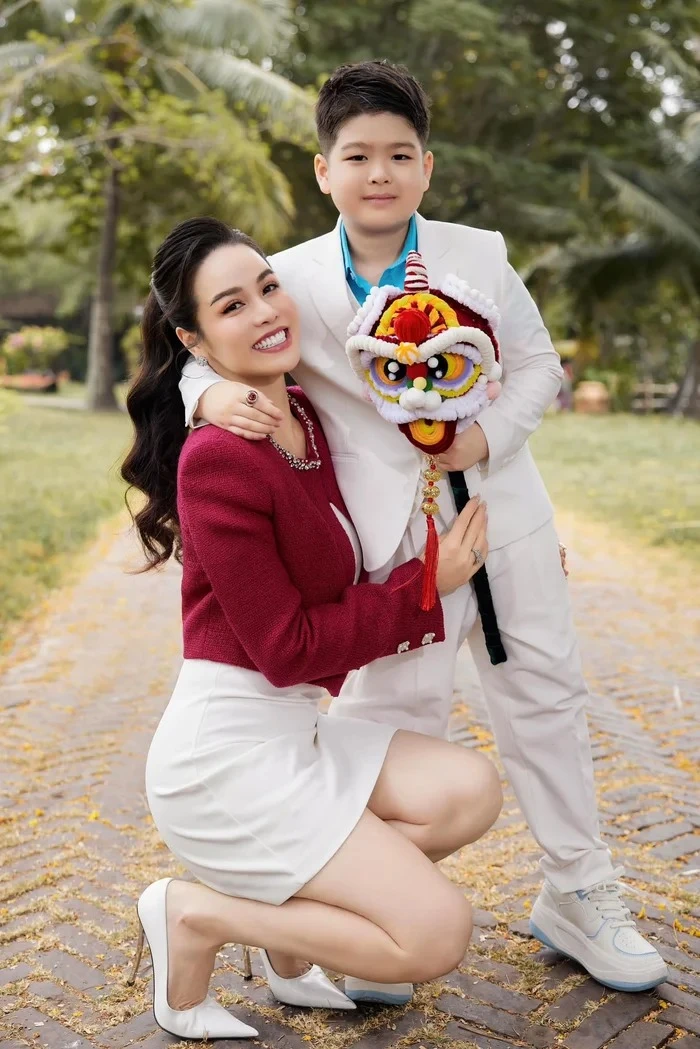 Con trai Nhật Kim Anh đẹp chuẩn soái ca, biết làm ảo thuật khiến ai cũng bật cười
