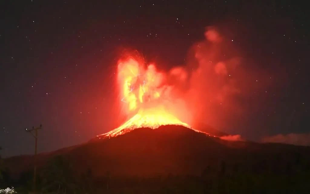 Núi lửa Lewotobi Laki-laki ở Indonesia phun trào dữ dội, cột tro bụi cao 18 km