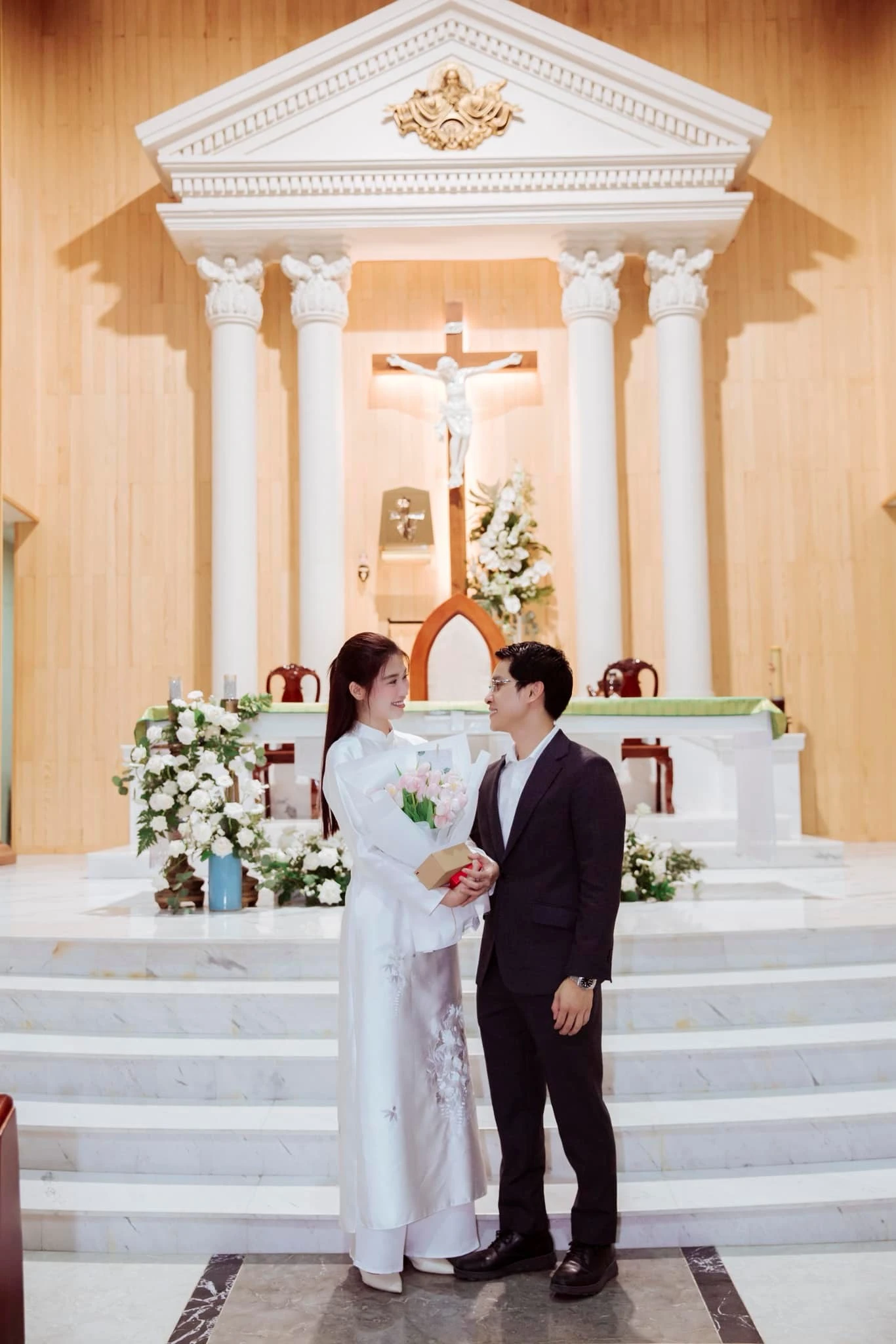 Á hậu Chế Nguyễn Quỳnh Châu lấy chồng gia thế khủng