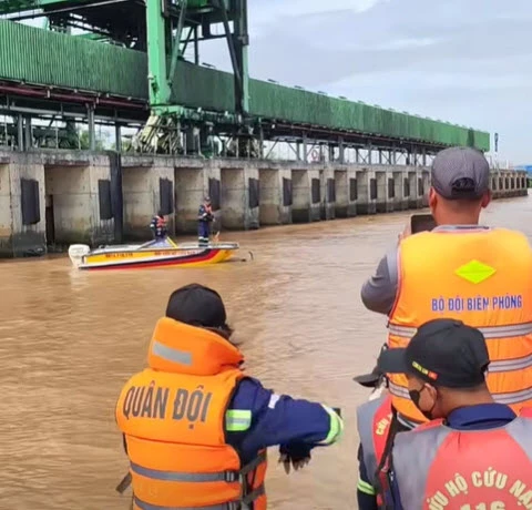 40 tiếng đồng hồ thả lưỡi câu tìm thấy nam thanh niên trượt chân xuống cảng cửa biển ở Hưng Yên