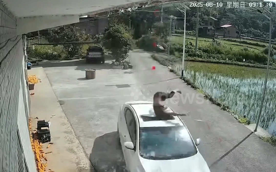 Ngã khỏi mái nhà, người đàn ông rơi trúng ô tô và cái kết
