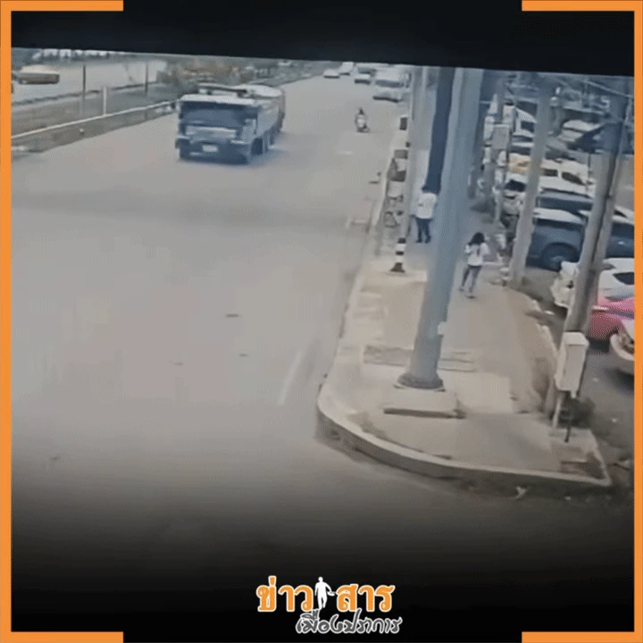 Đang đứng trên vỉa hè, người đàn ông bị rơ moóc đâm trúng, camera ghi lại khoảnh khắc ám ảnh