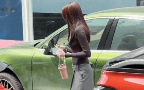 Vợ Anh Đức suýt bị xe đụng, biểu cảm liếc xéo sau đó thổi bùng tranh cãi!