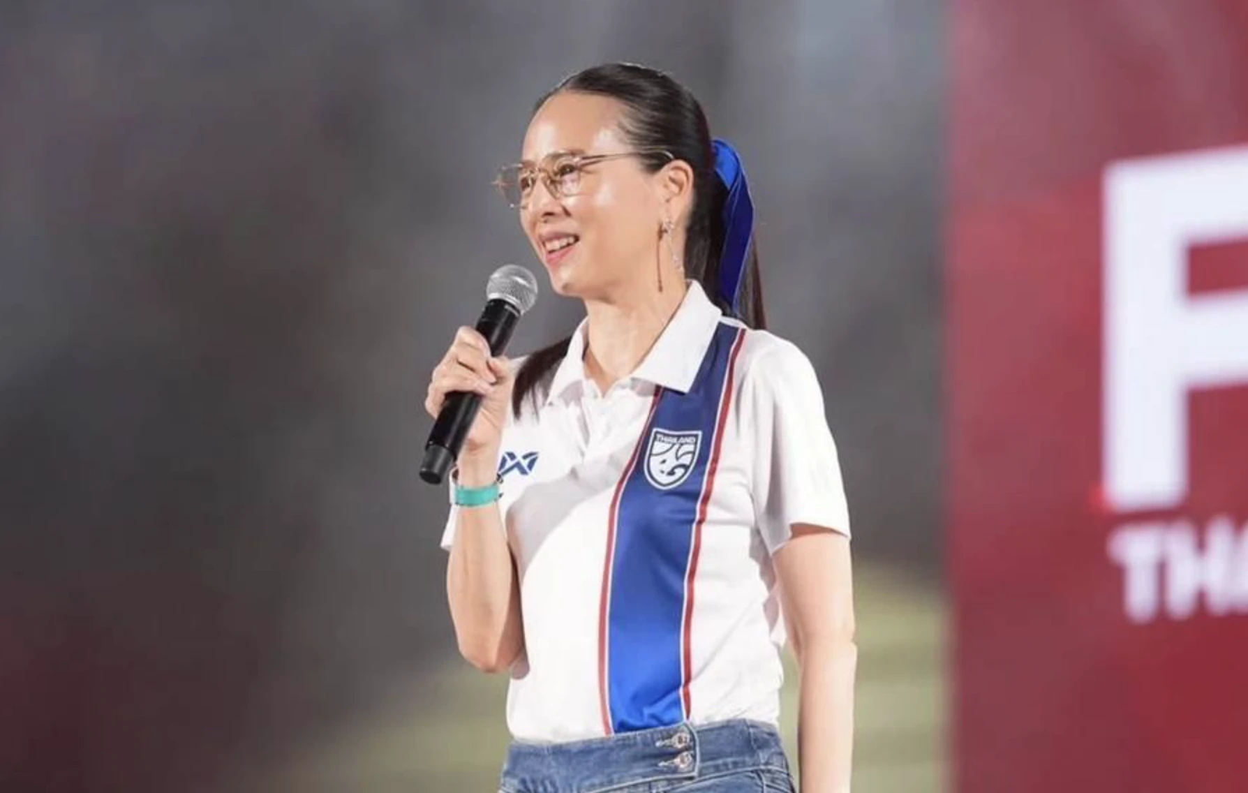 Xôn xao vụ nữ tỷ phú Madam Pang phải đi bán áo trả nợ cho liên đoàn bóng đá Thái Lan, có chuyện gì đây?