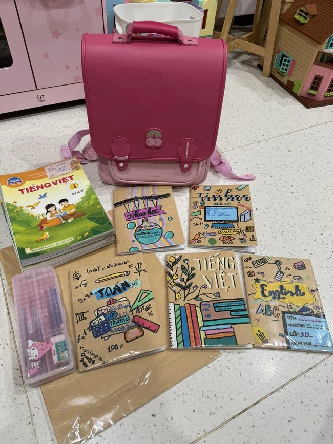 Vân Trang khoe vở học đầu năm