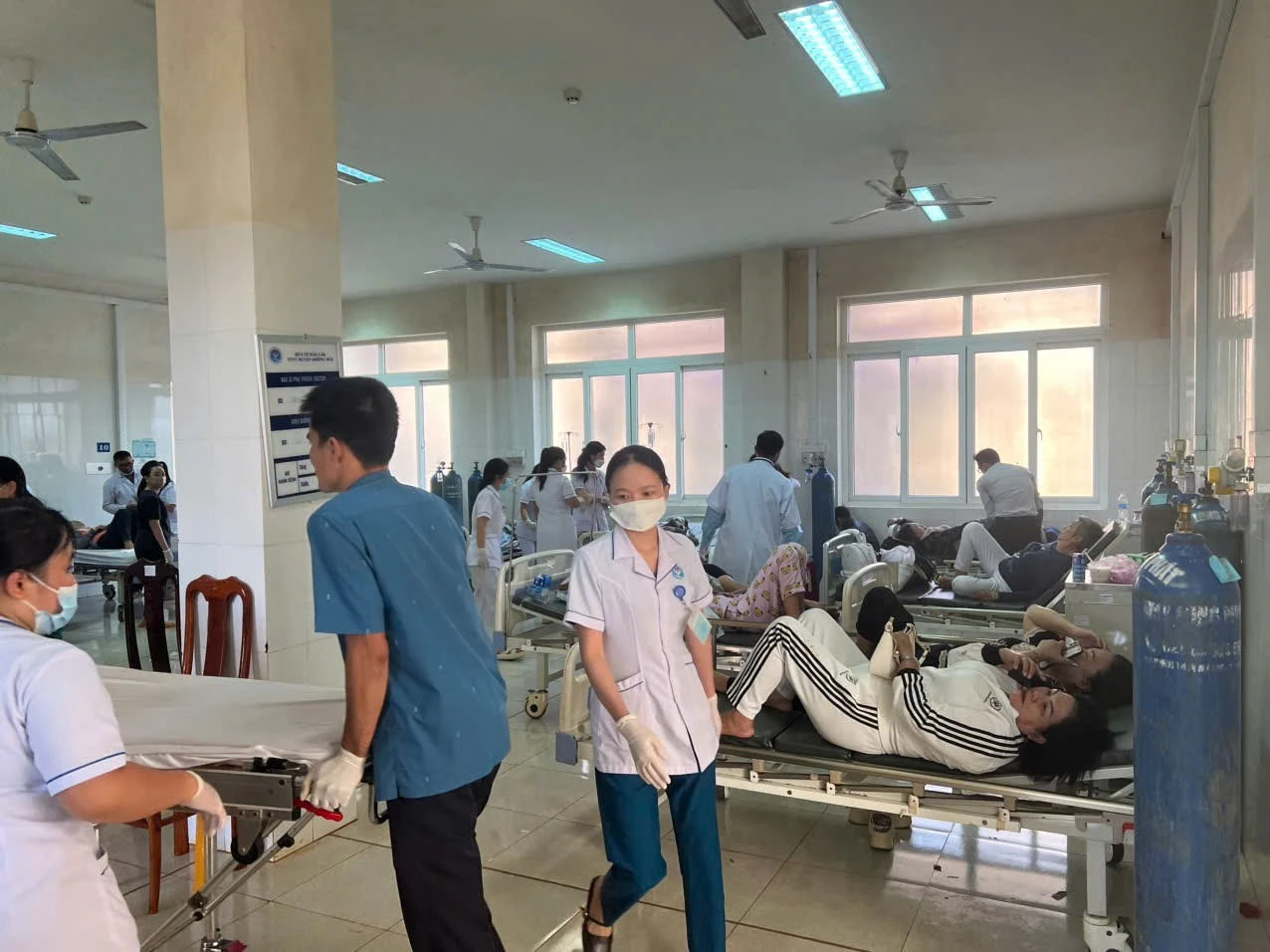 Hai bệnh viện khẩn trương cấp cứu 38 nạn nhân vụ lật xe khách