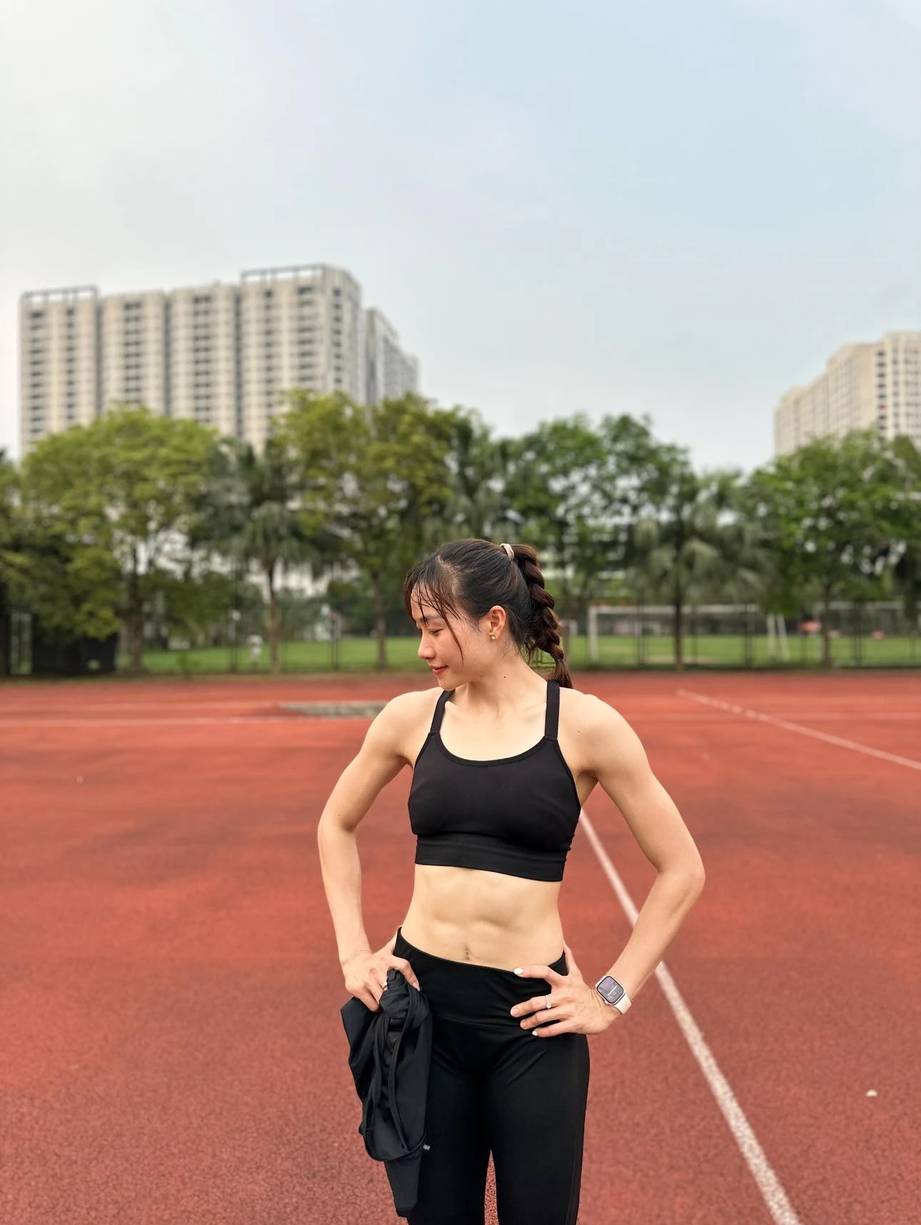 Hot girl điền kinh Huỳnh Thị Mỹ Tiên cơ bụng 6 múi vẫn cực sexy, thi đấu phăng phăng băng rào mới gây trầm trồ