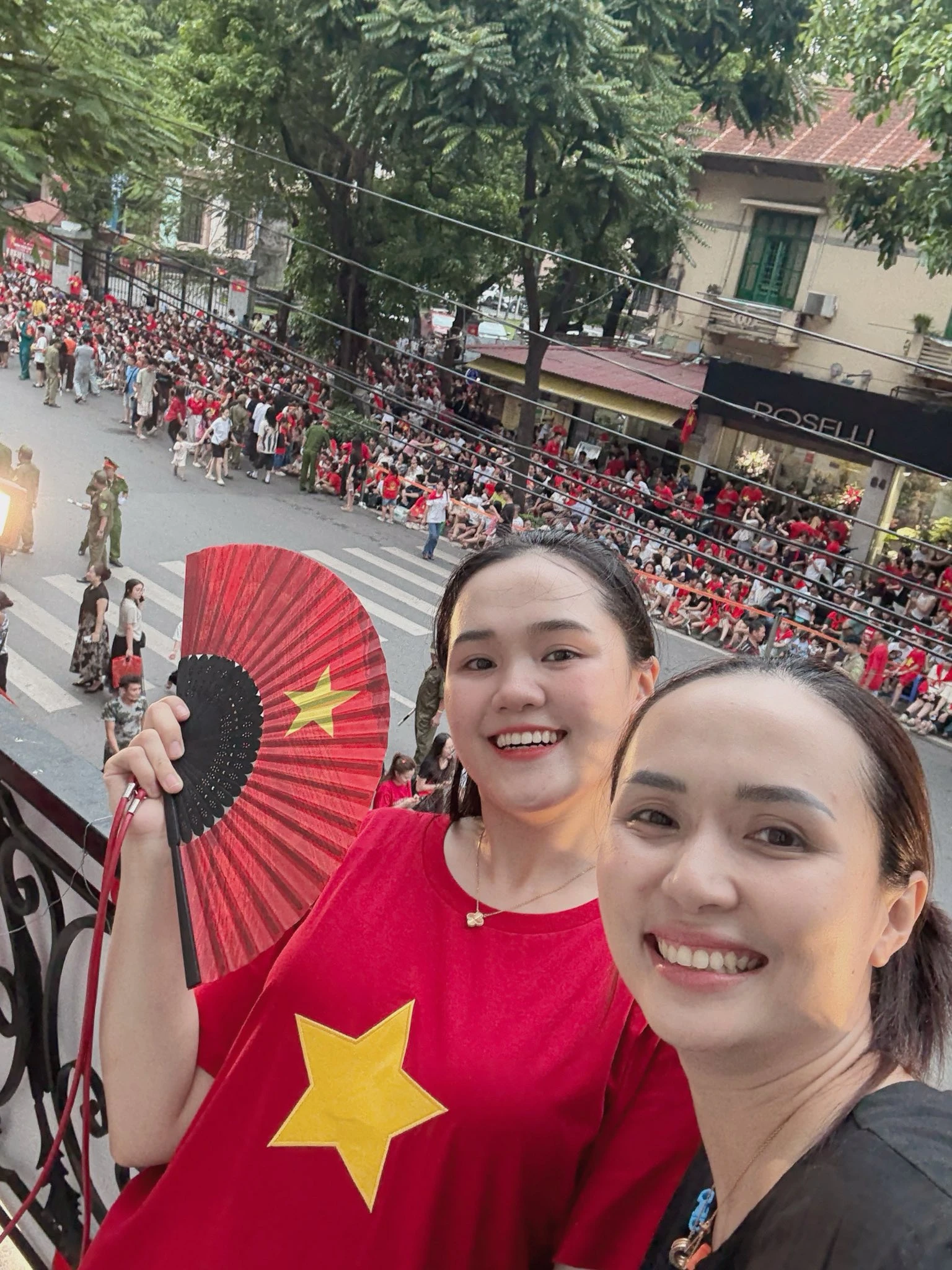 Vợ Duy Mạnh, Văn Quyết khoe góc đu concert quốc gia tuyệt đối điện ảnh từ biệt thự 6 tầng mặt phố Hà Nội