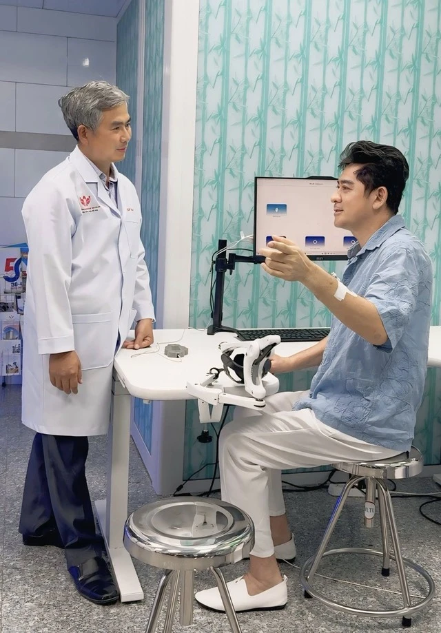 Giấu mặt cả tháng trời hậu đột quỵ, diễn viên Huỳnh Anh Tuấn lần đầu lộ diện khác lạ gây lo lắng
