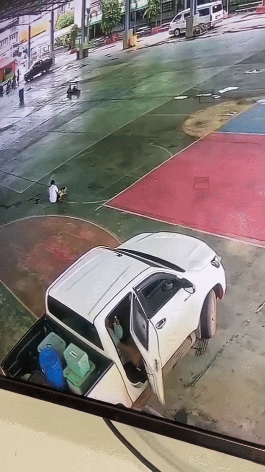 Đến trường đón vợ là giáo viên, chồng cán qua người nam sinh, camera an ninh ghi lại cảnh gây phẫn nộ