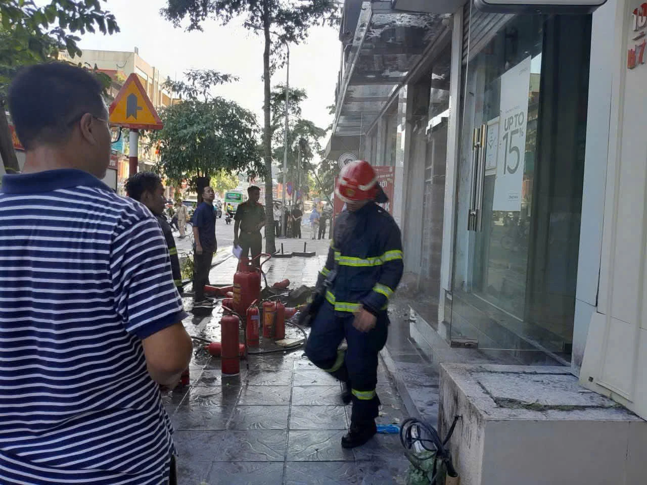 Hà Nội: Cháy cửa hàng trên phố, người dân livestream gây tắc đường