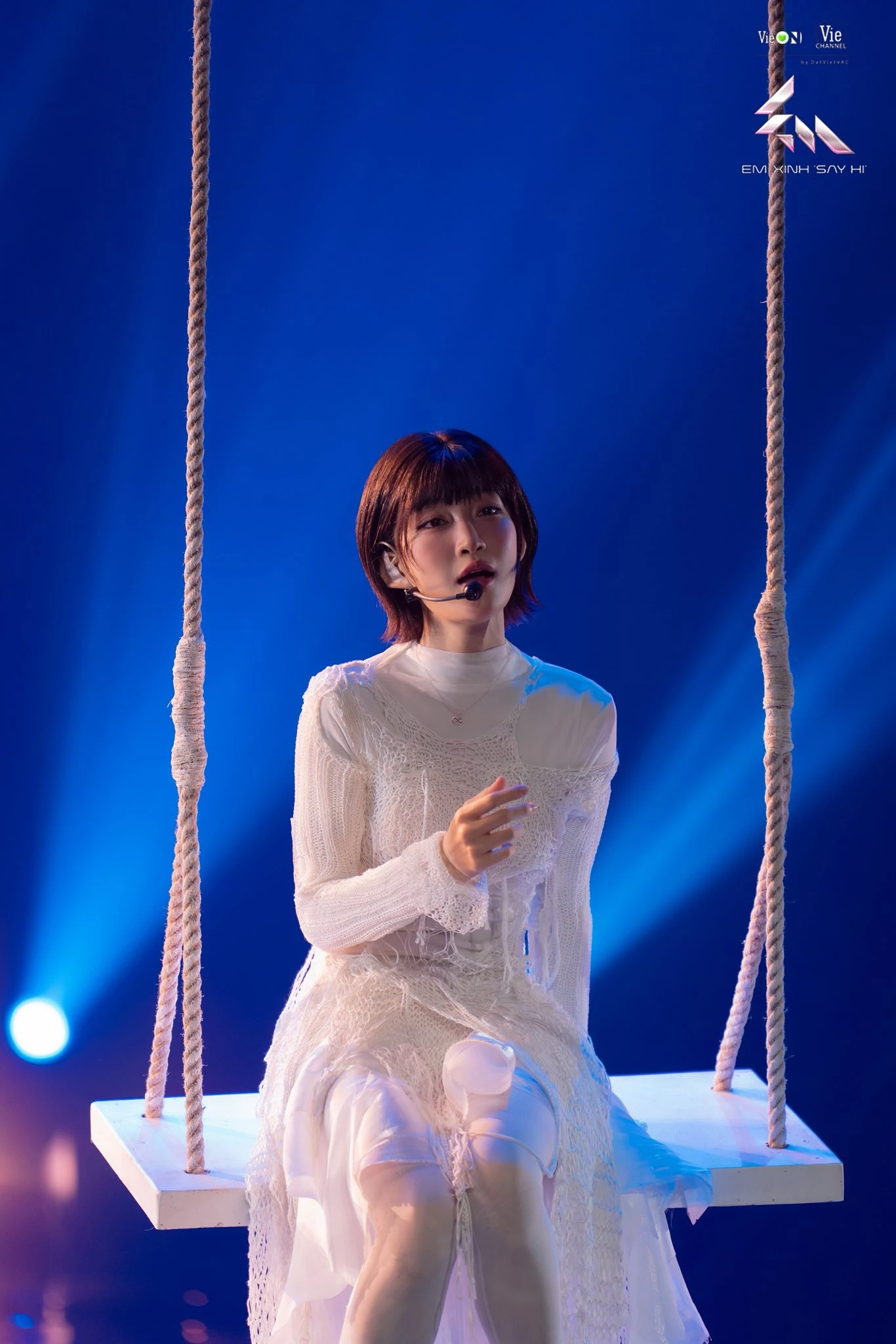 Em Xinh top visual ra nhạc như cho “người âm” gây sốt, fan chế cháo video từ ngôn tình tới anime đều “over hợp”