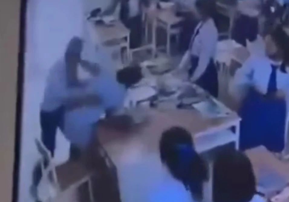 Không hài lòng với điểm thi, nam sinh lao tới tấn công nữ giáo viên