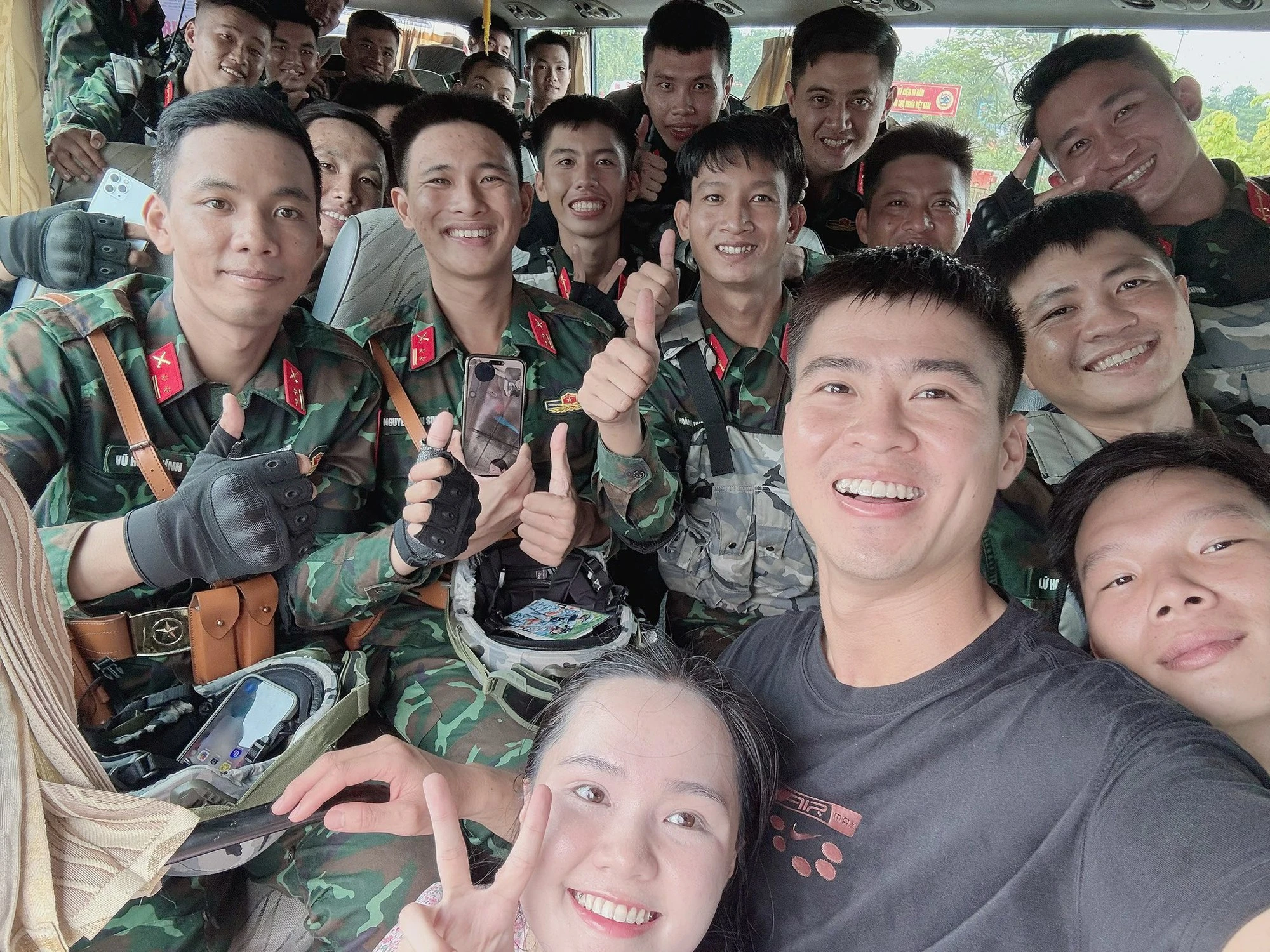Tiểu thư Quỳnh Anh lên đồ như công chúa cùng Duy Mạnh đi đu chiến sĩ A80, khoe ảnh 