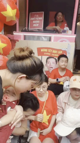 Em bé ngủ dưới nắng khi xem A80, được phu nhân Hà thành đón vào nhà, hoá ra là mẹ vợ hot làng bóng đá!
