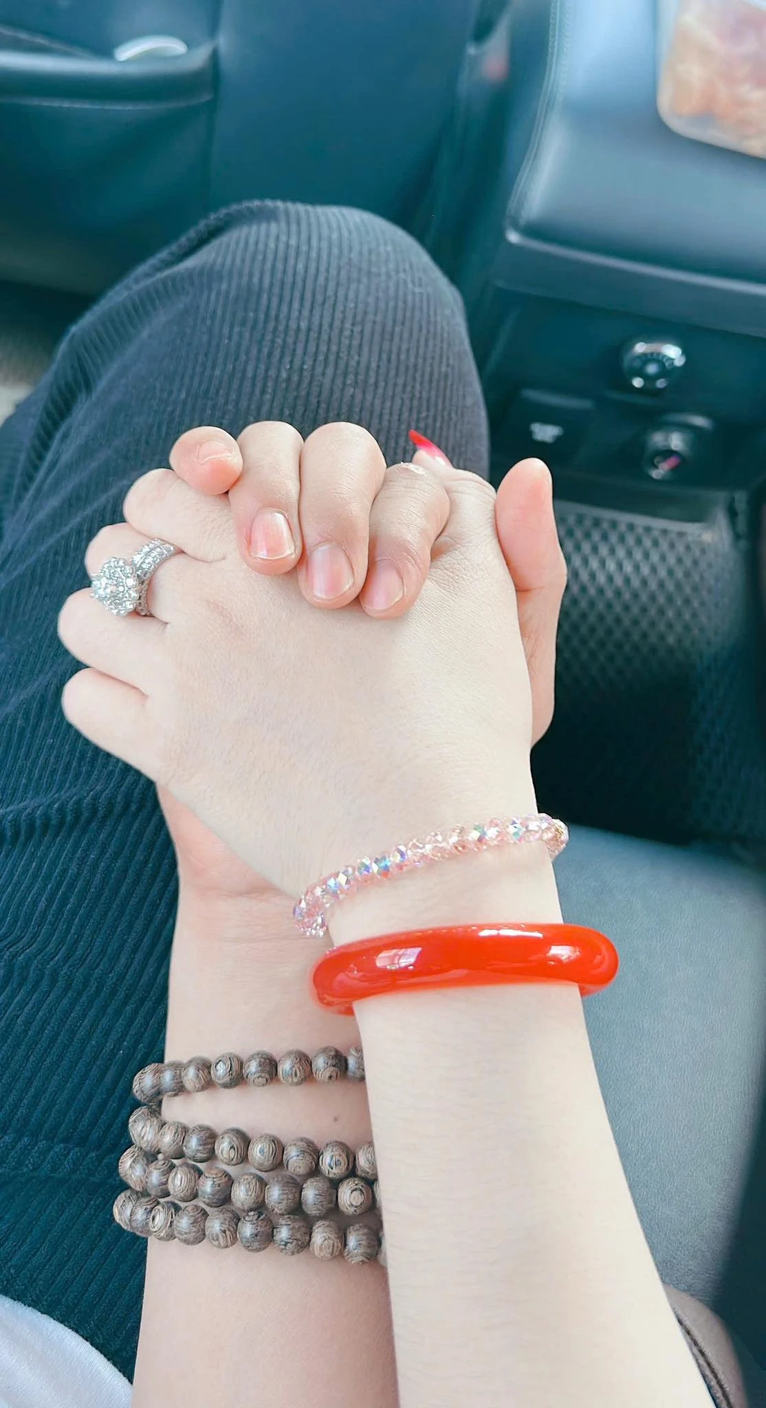 Mới 2 tuần chia sẻ làm bố đơn thân, nam nghệ sĩ Việt lại đăng ảnh cầm chặt tay 1 người: “Chỉ yêu mình em”