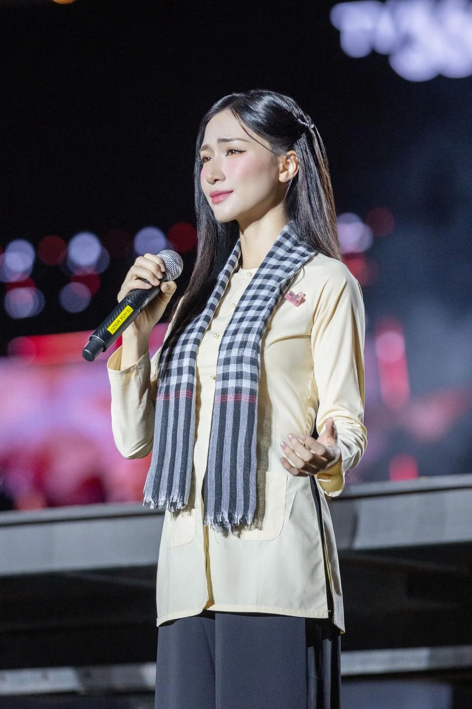 Hòa Minzy thẳng thắn đáp trả khi bị yêu cầu ngưng hát nhạc đỏ