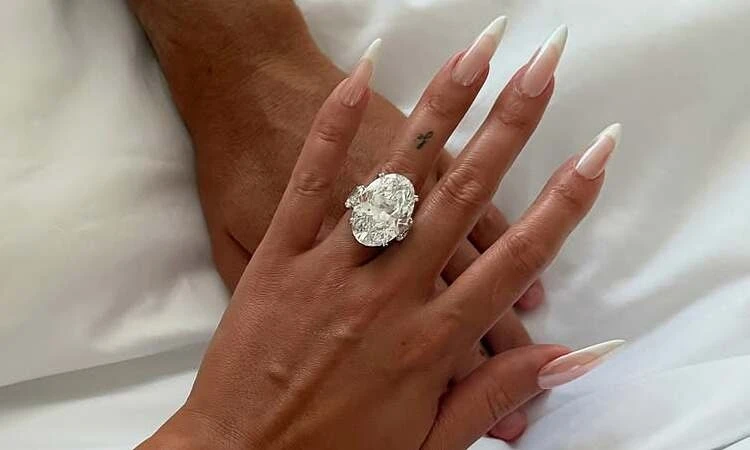 Ronaldo vừa cầu hôn Georgina bằng nhẫn kim cương gần 130 tỷ lại gây choáng khi tặng nàng siêu xe, đồng hồ xa xỉ