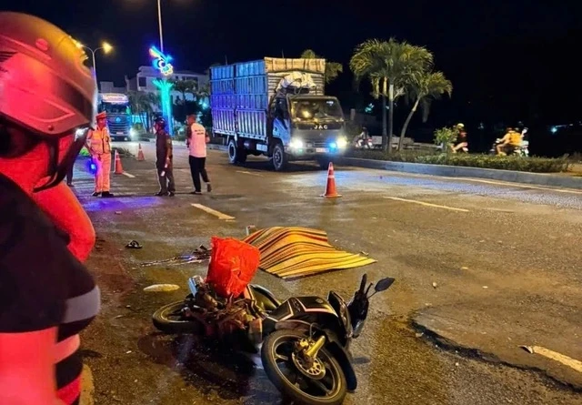 Xe chở công nhân rời khỏi hiện trường sau vụ tai nạn khiến 1 phụ nữ tử vong