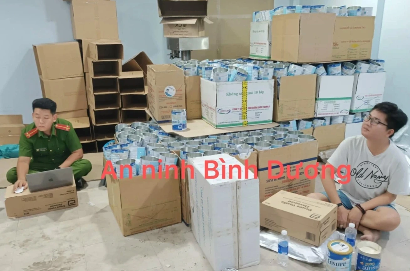 TP.HCM: Thu giữ hơn 5 tấn phụ gia thực phẩm, 24 nghìn chai thực phẩm chức năng, 7 nghìn lon sữa bột giả