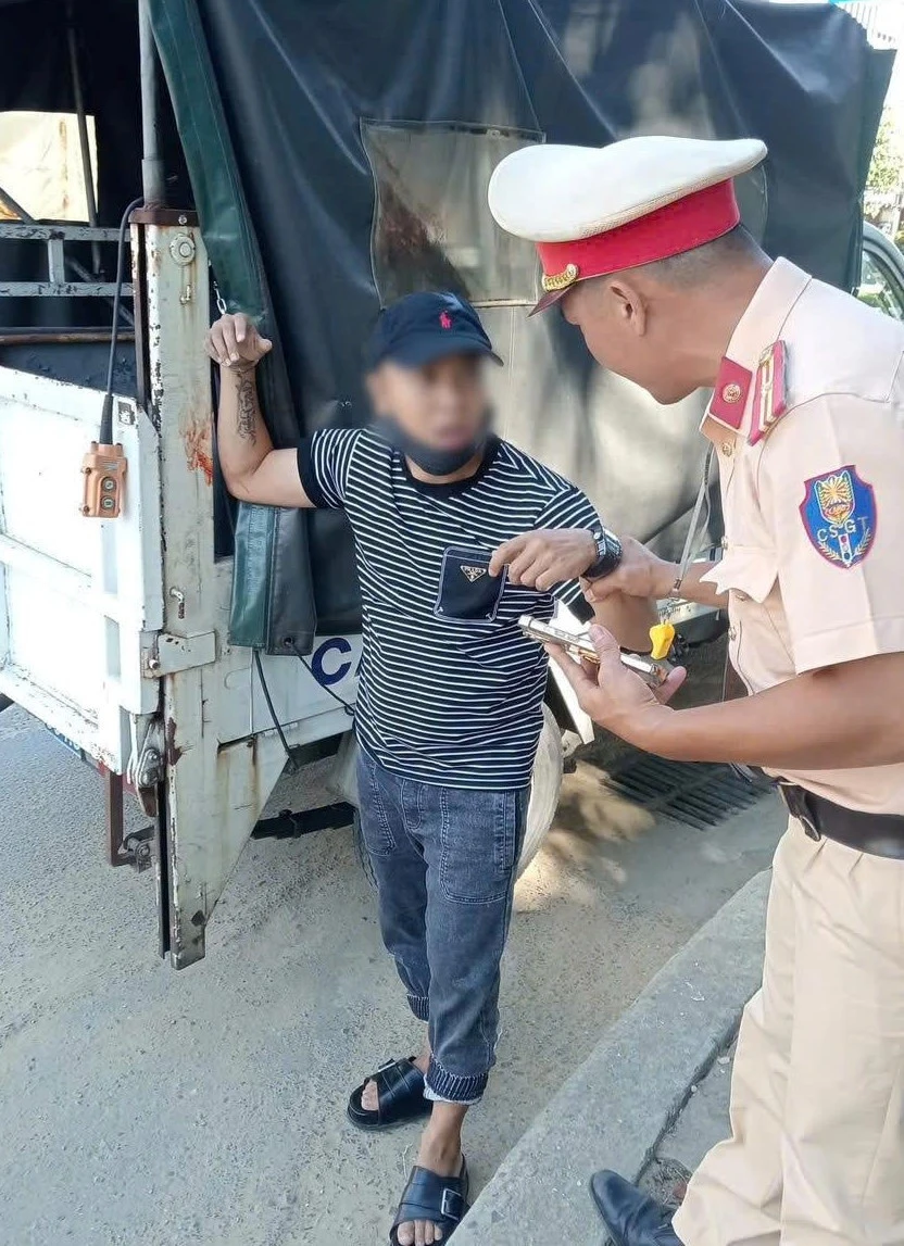 Tài xế Grab ở Đà Nẵng chở phải vị khách “ngáo đá” và cú phanh kịp thời ở... chốt CSGT