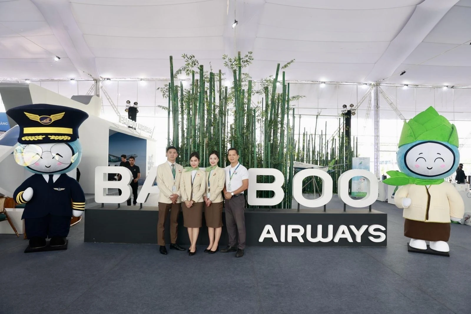 Hàng ngàn lượt khách ghé thăm không gian trưng bày của Bamboo Airways trong ngày đầu Triển lãm Thành tựu Đất nước