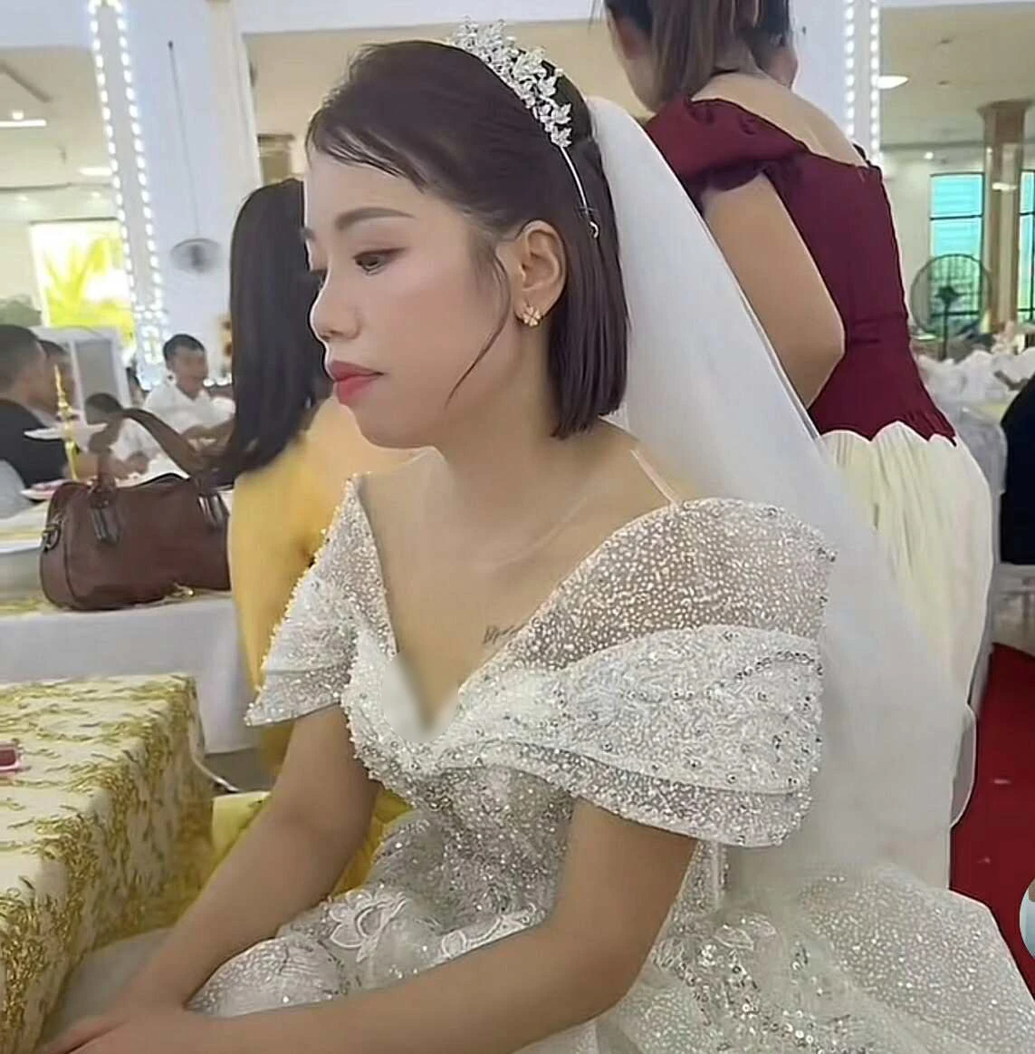 Cô dâu ngồi thất thần trong đám cưới vắng chú rể, câu chuyện phía sau khiến nhiều người thương cảm