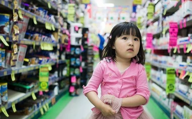 Giữa siêu thị đông đúc, lời con nhỏ làm một người mẹ òa khóc