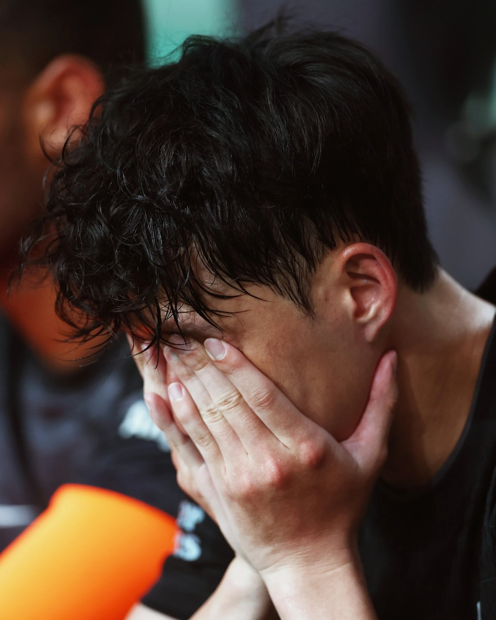 Son Heung-min bật khóc nức nở ngày chia tay Tottenham, tài tử Park Seo Joon đến ôm bạn thân an ủi