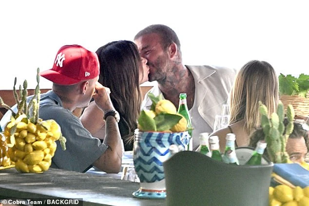Beckham khoá môi Victoria tình tứ trước mặt tiểu thư Harper, 26 năm vẫn yêu như ngày đầu nhưng vẫn còn điều tiếc nuối này